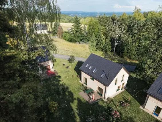 Foto parcely se vzrostlými stromy