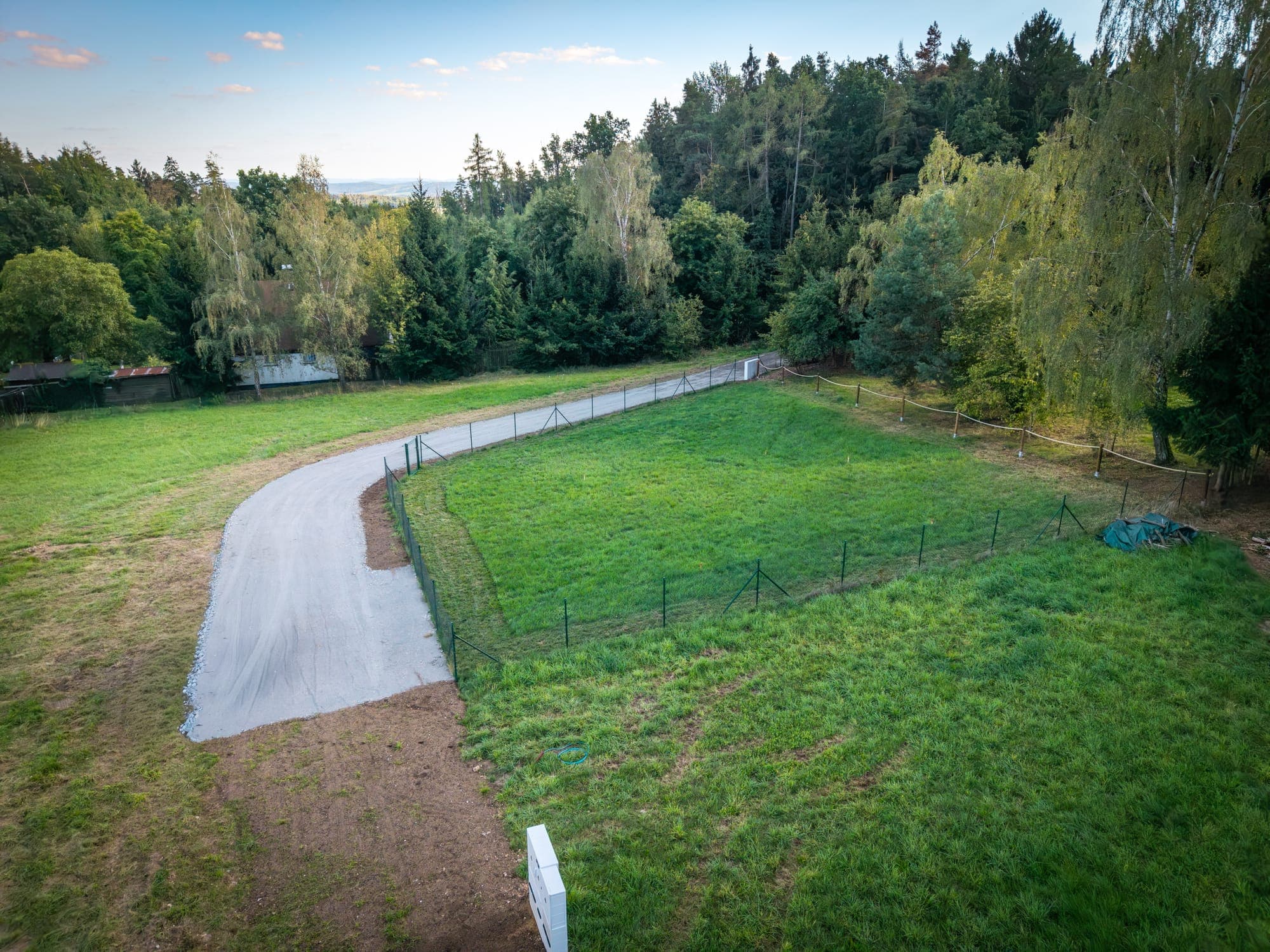 Travnatá parcela z dronu — foto 3
